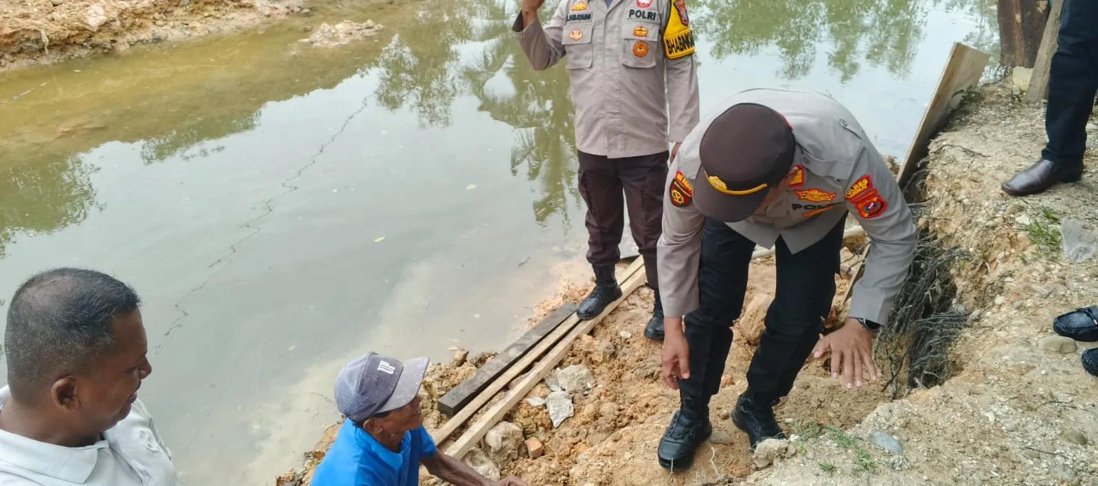 Jembatan Ambruk Diterjang Banjir, Polsek Pangkalansusu Bangunkan Jembatan Buat Warga