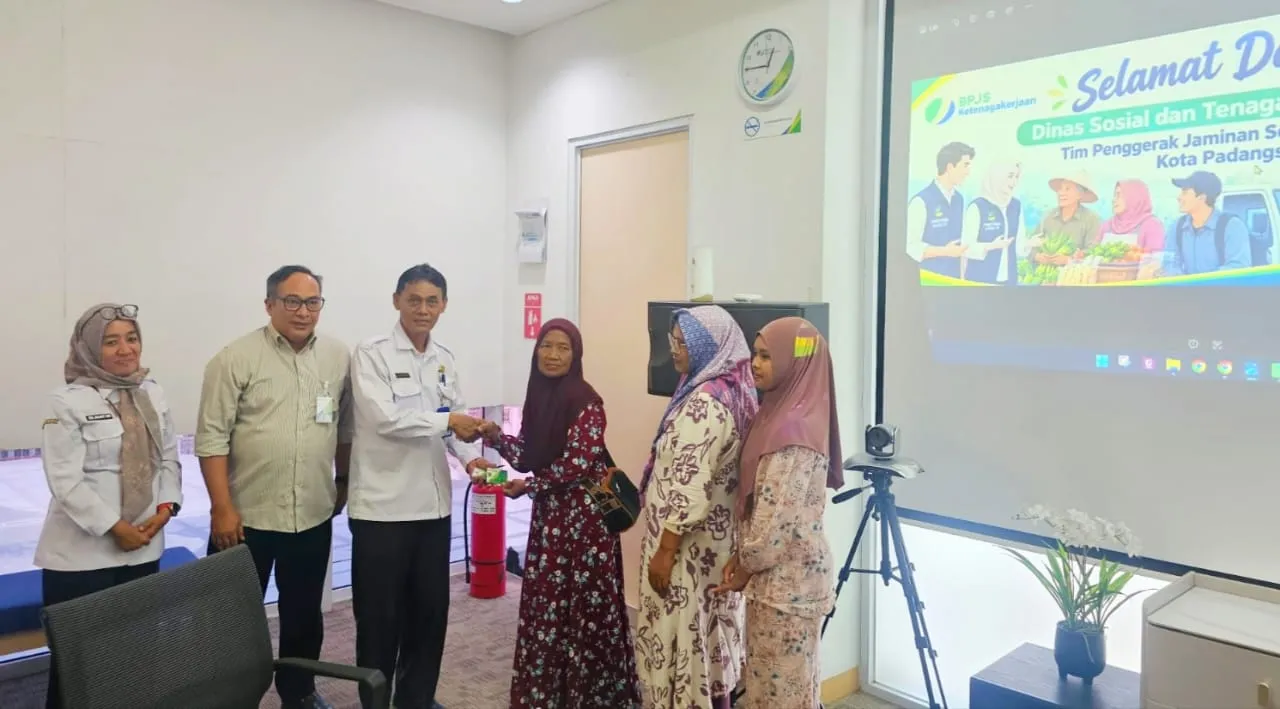 BPJS Ketenagakerjaan P.Sidimpuan Serahkan Kartu Peserta Kepada Penerima Manfaat PKH