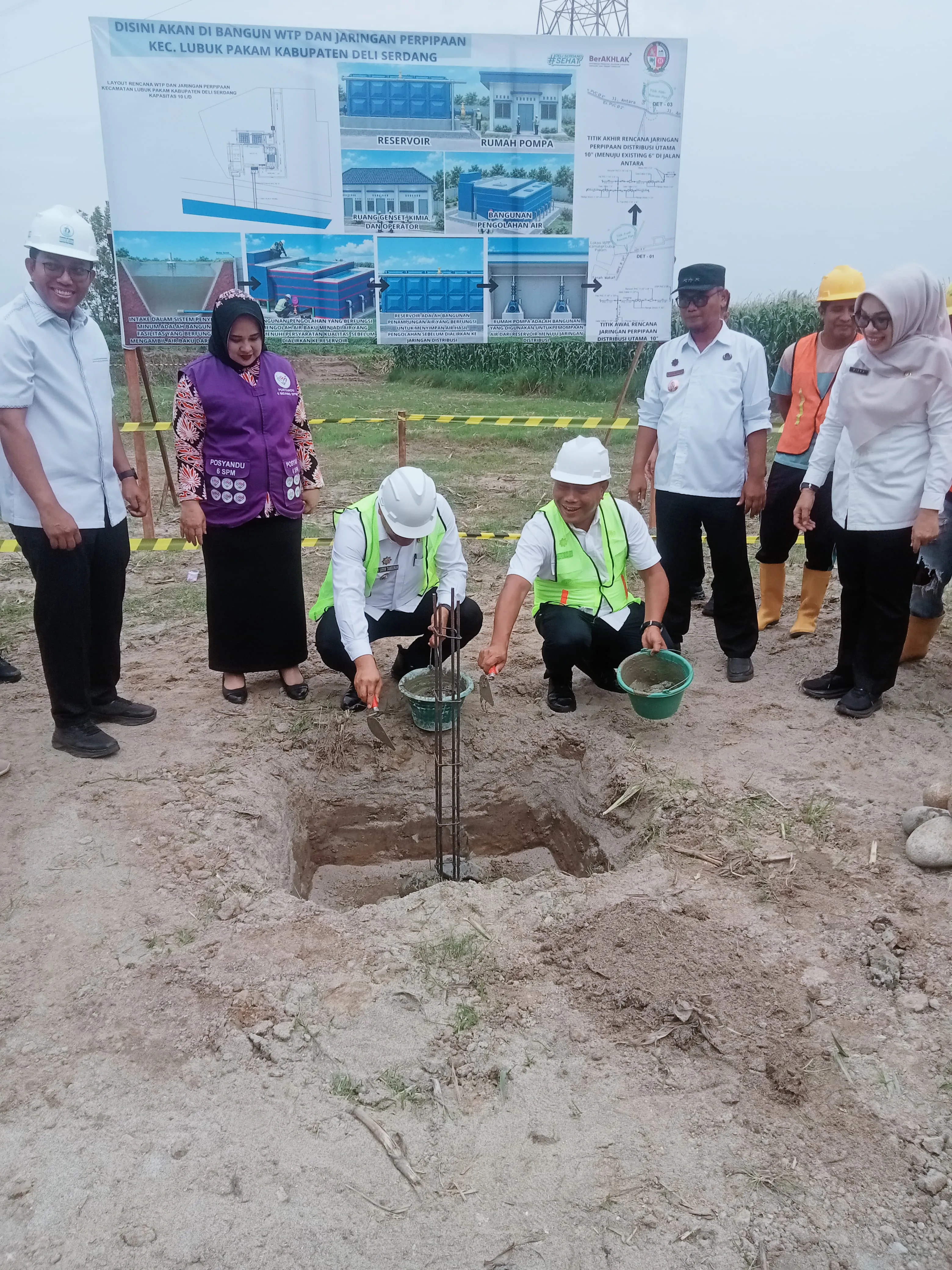 Asri Ludin Tambunan dan Lom Lom Suwondo Letakkan Batu Pertama Pembangunan WTP di Desa Tumpatan