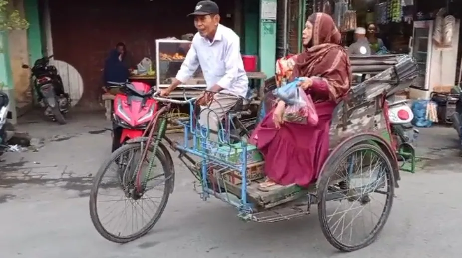 Becak Dayung Bertahan di Tengah Persaingan dan Sulitnya Ekonomi