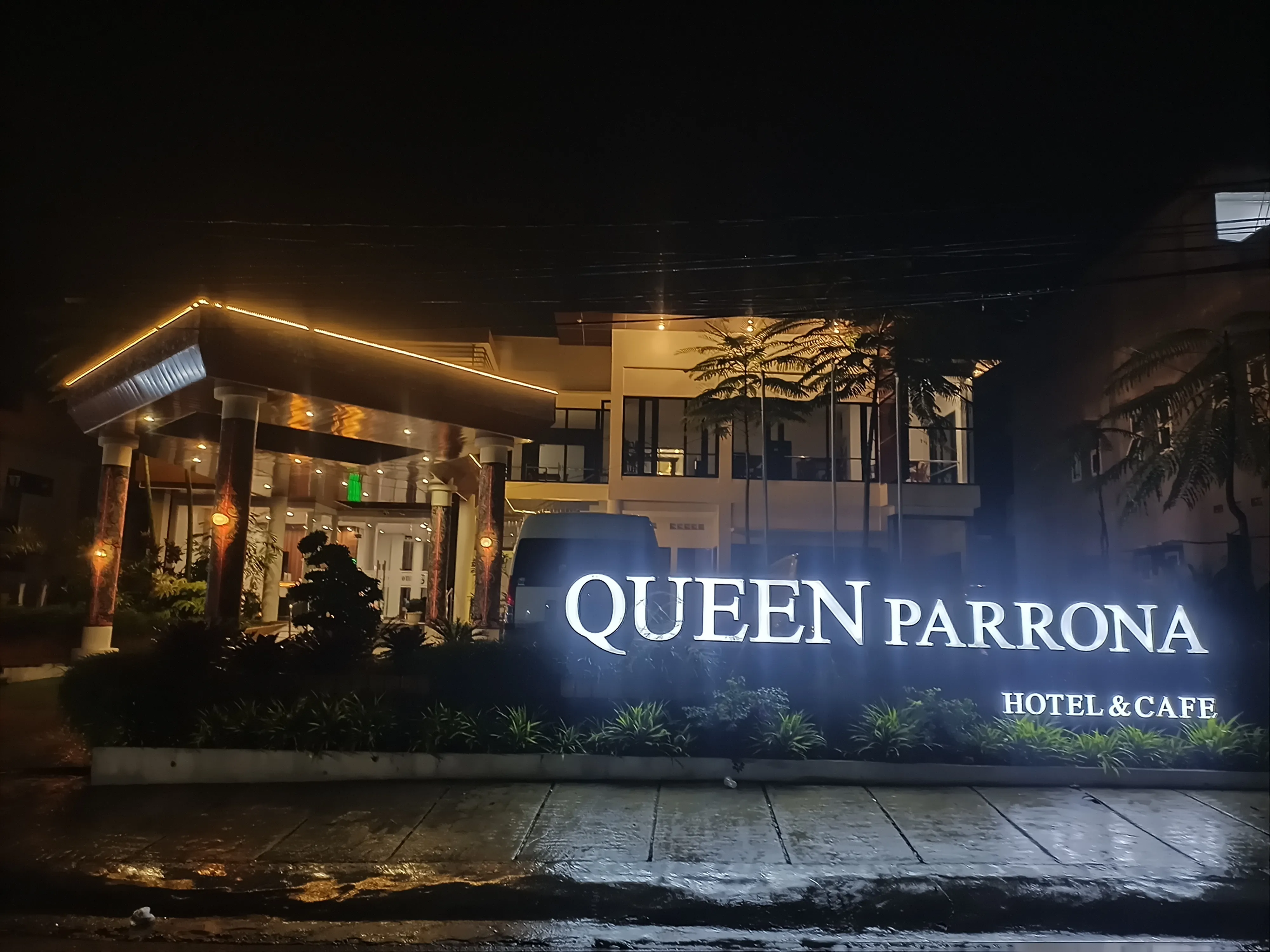 Menikmati Tapanuli dari Balkon Kamar Queen Parrona Hotel by Sativa