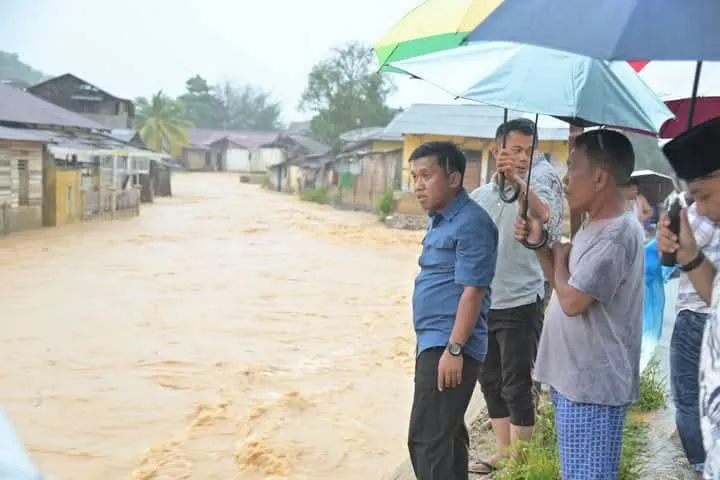 Hujan Deras Sebabkan Banjir di Sejumlah Titik Sibolga, Wali Kota Turun Langsung Pantau Lokasi