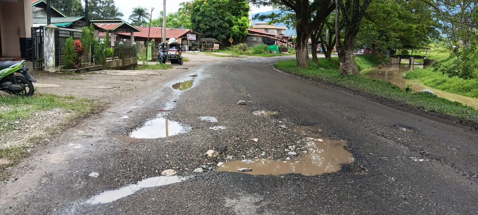 Jalan Lintas Timur Panyabungan Rusak, LSM: Bupati dan Kadis PUPR Bisa Dituntut Jika Timbul Korban