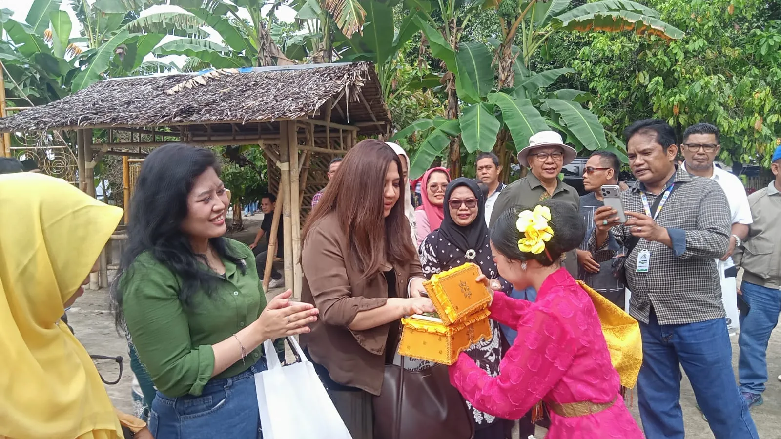 Artis Cornelia Agatha Kunjungi Pasar Kamu di Desa Denai Lama
