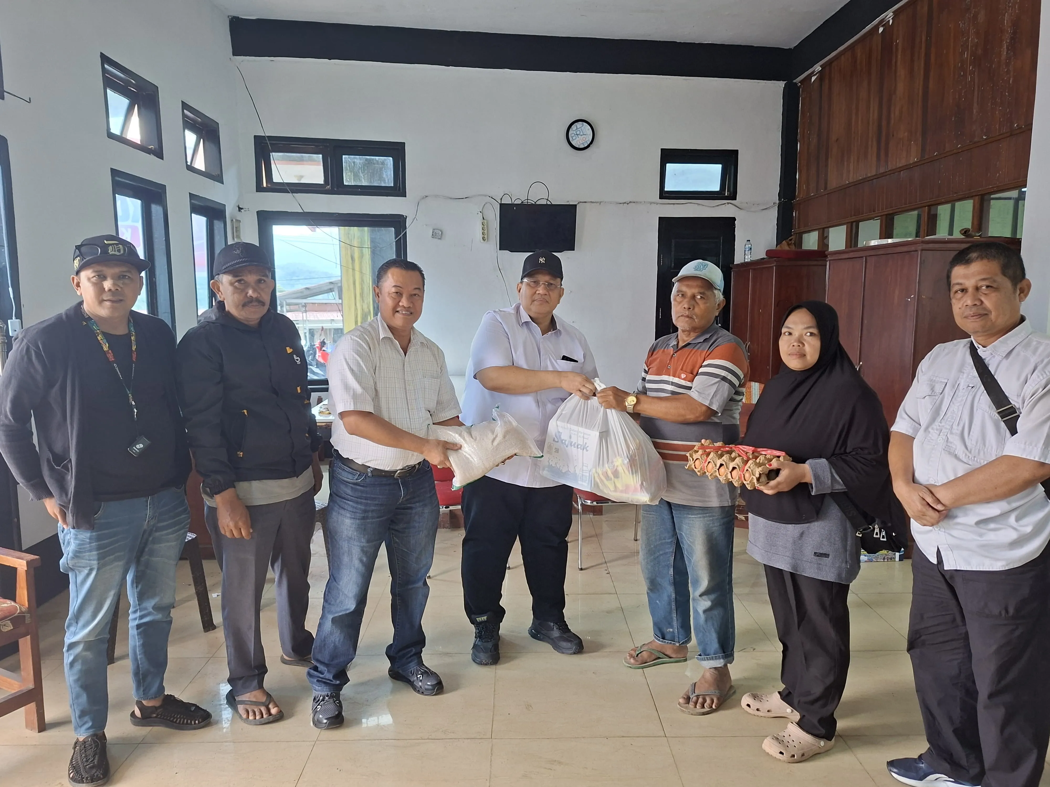 Yatibersa Salurkan 105 Paket Sembako untuk Korban Banjir Bandang di Solok