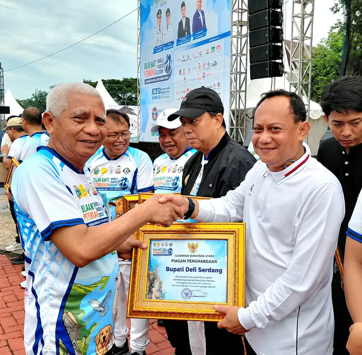 Apresiasi Kesehatan Hewan, Gubsu Serahkan Penghargaan kepada Bupati Deliserdang