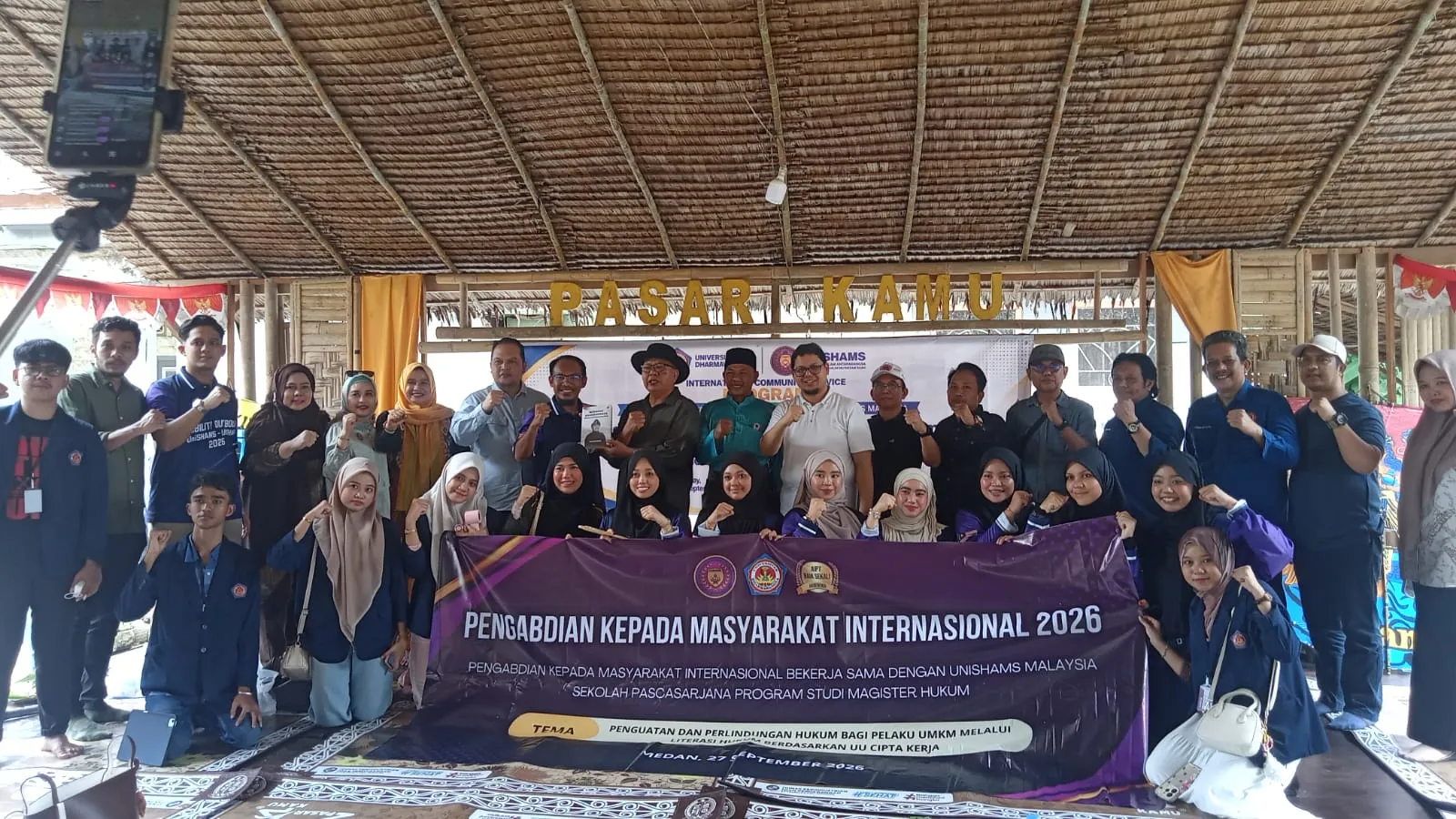 Dharmawangsa dan UniSHAMS Kedah Gelar International Community Service di Pasar Kamu