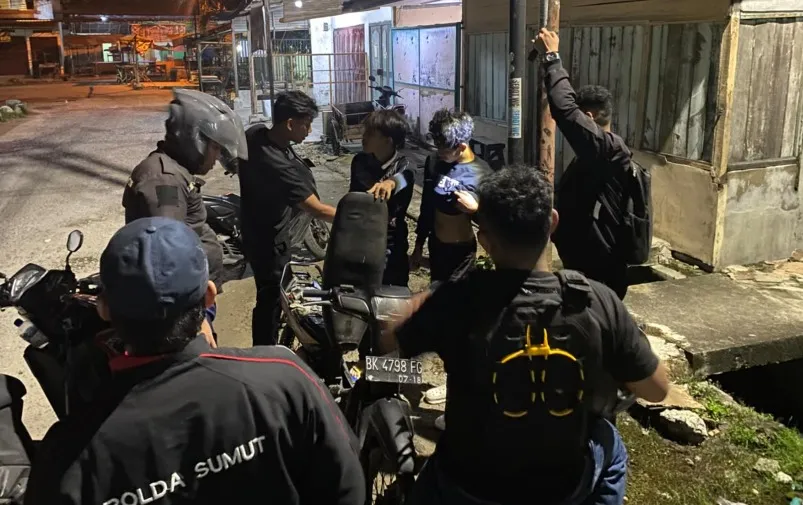 Tim Macan Polres Pelabuhan Belawan Amankan Dua Pemuda dan 8 Sajam di Simpang Pajak UKA