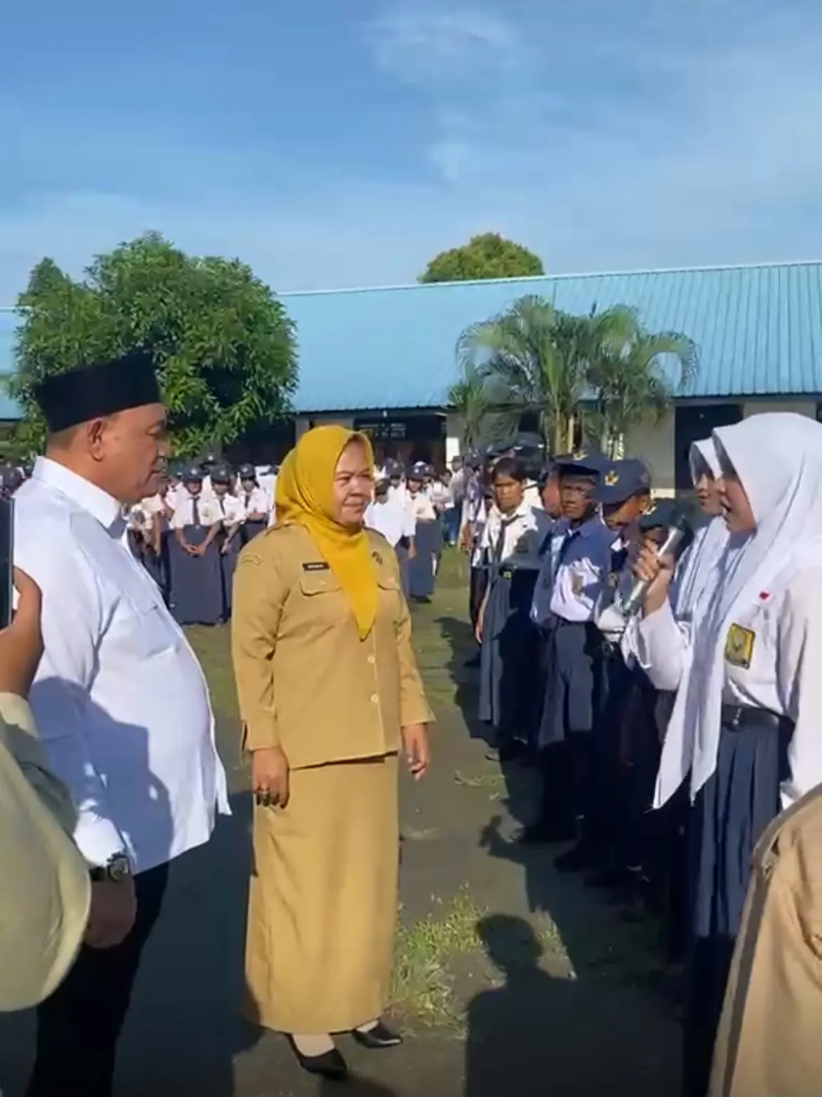 Dahnil Ginting Bagikan 700 Botol Lebih Minuman Susu, Pelajar SMPN 4 Percut Sei Tuan: Terima Kasih Pak Prabowo Subianto, Lanjutkan MBG