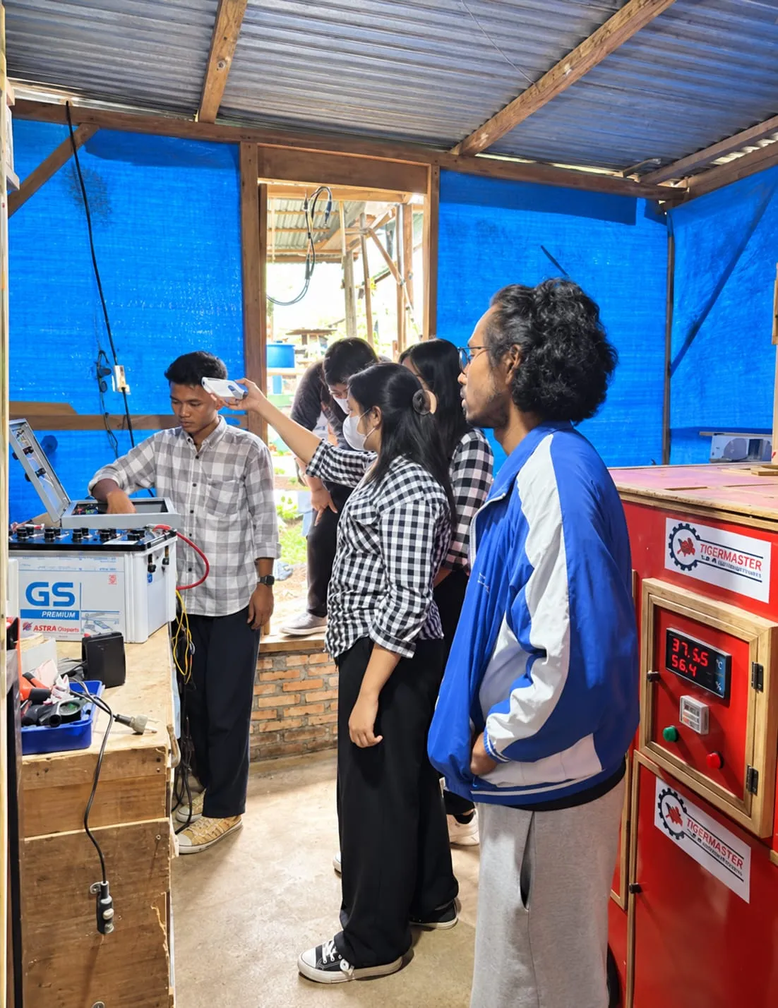 Dosen dan Mahasiswa IT Del Sosialisasikan Sistem Energi Hybrid Berbasis ATS ke Kelompok Ternak Tornauli