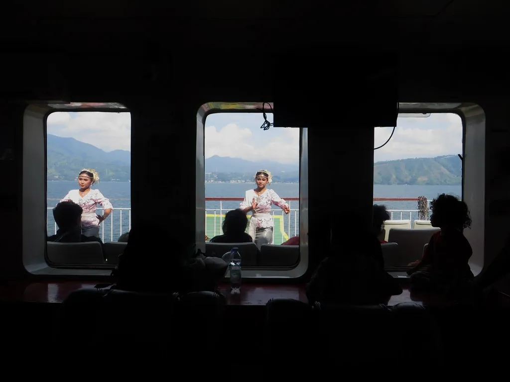 Pesona Danau Toba: Penumpang Kapal Disuguhi Tarian Tradisional di Tengah Danau