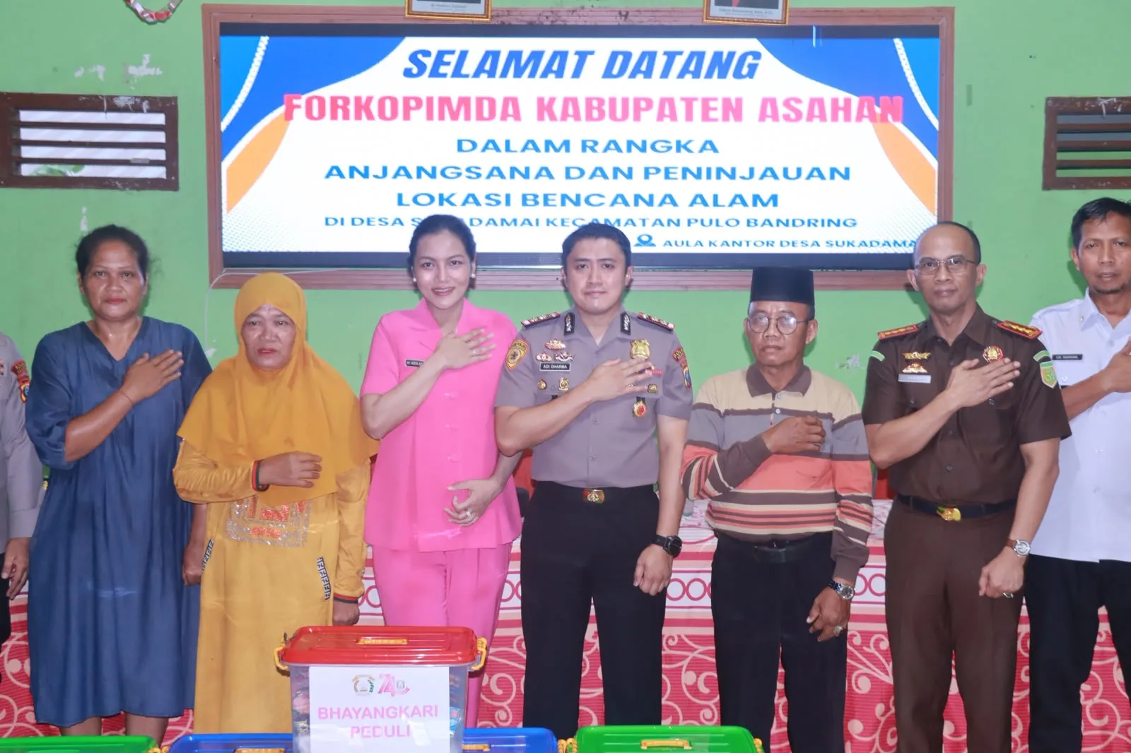 Kapolres Asahan Bersama Forkopimda Salurkan Bantuan kepada Warga Terdampak Bencana Angin Kencang