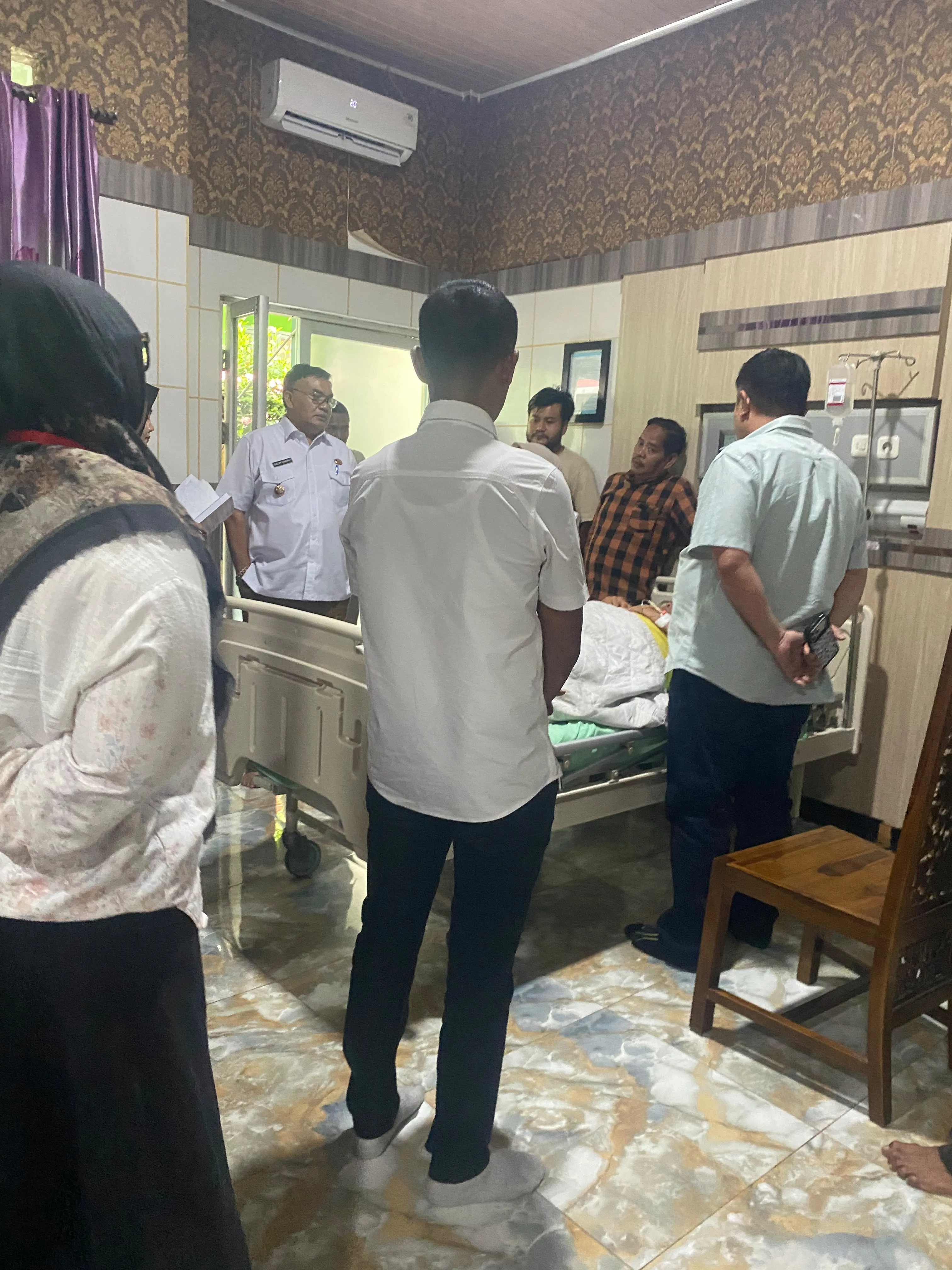 Bupati Agara Jenguk Ketua MAA di RSUD H Sahudin Kutacane