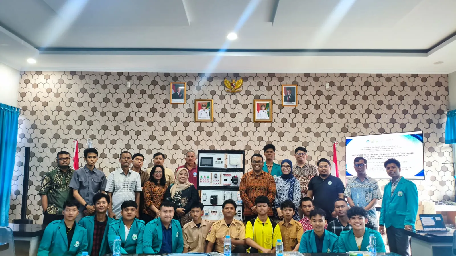 Unimed Implementasikan Trainer HMI–PLC Berstandar Industri Di SMKN 1 Percut Sei Tuan
