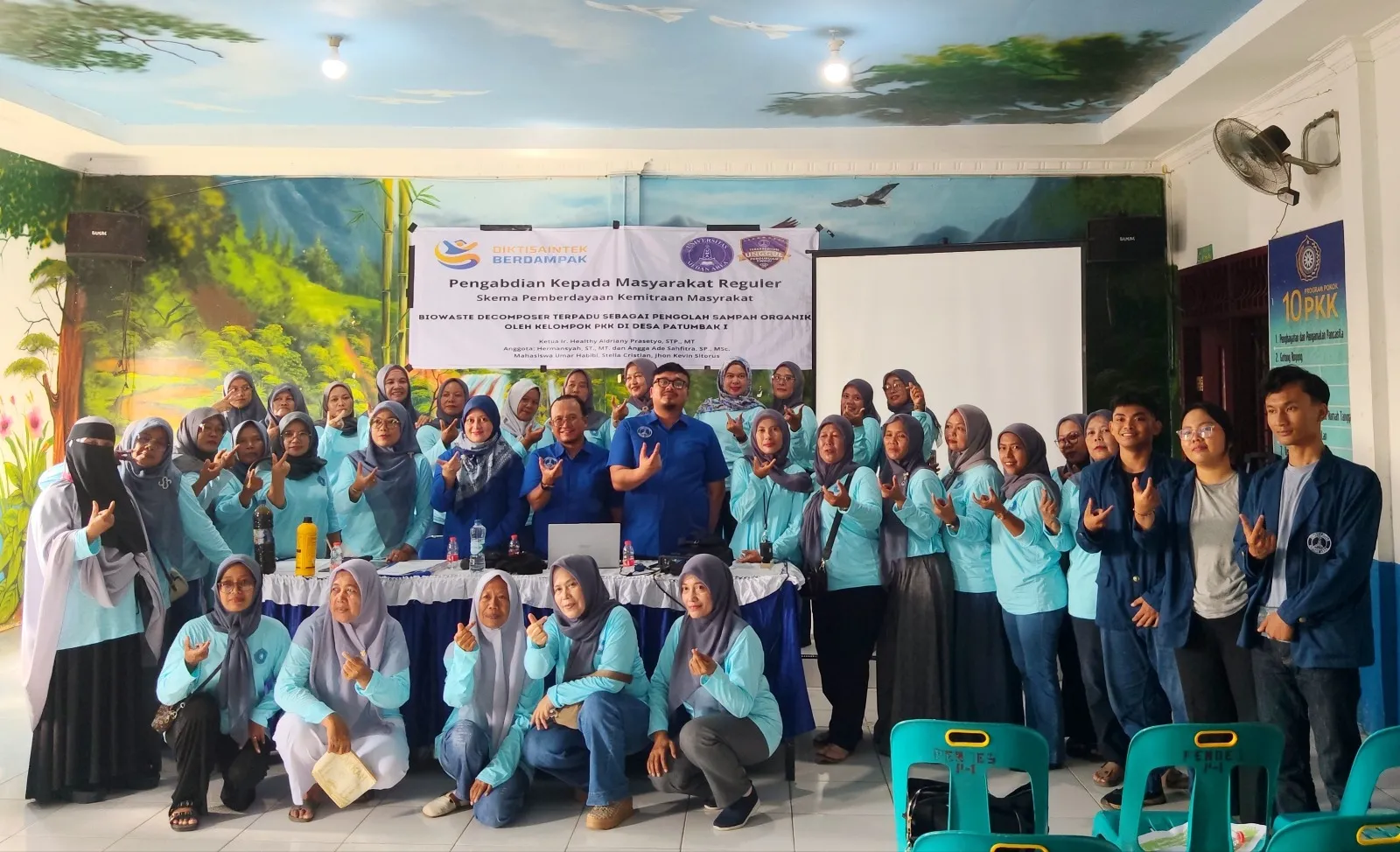 Tim PKM UMA Berdayakan Ibu-ibu PKK Desa Patumbak I Olah Sampah Organik Jadi Pupuk