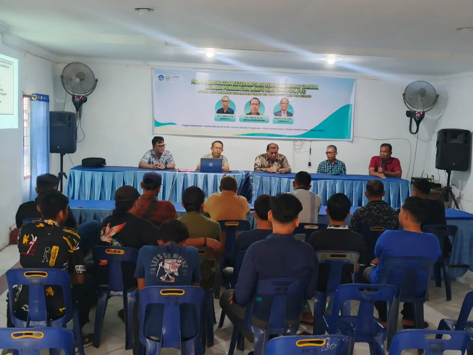 Tim PKM Unimed Latih Pemuda Laut Dendang Bikin Lampu Hias Dari Pipa PVC