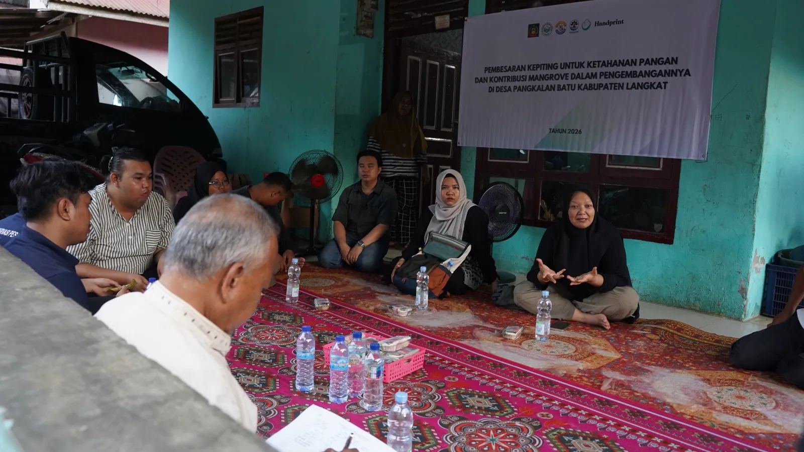 UNIMED Dorong Ekonomi Masyarakat Pangkalan Batu Lewat Pembesaran Kepiting dengan Pagar Bambu