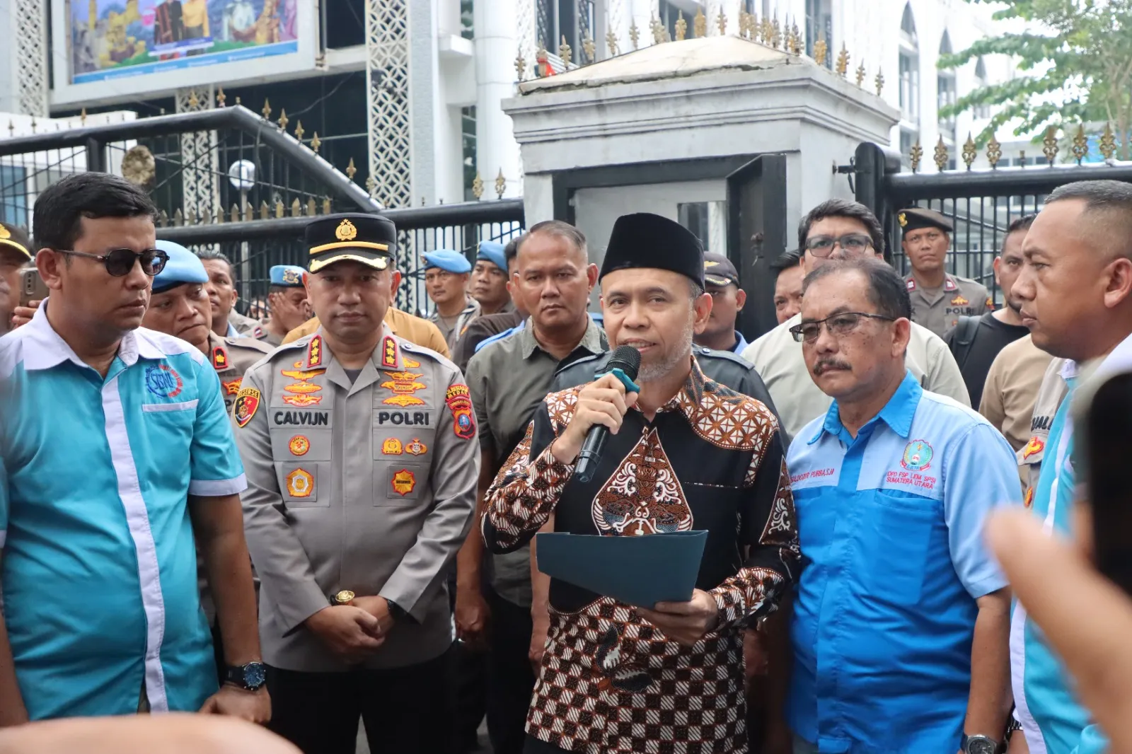 Ratusan Buruh Geruduk DPRD Sumut, Tuntut Hak Normatif