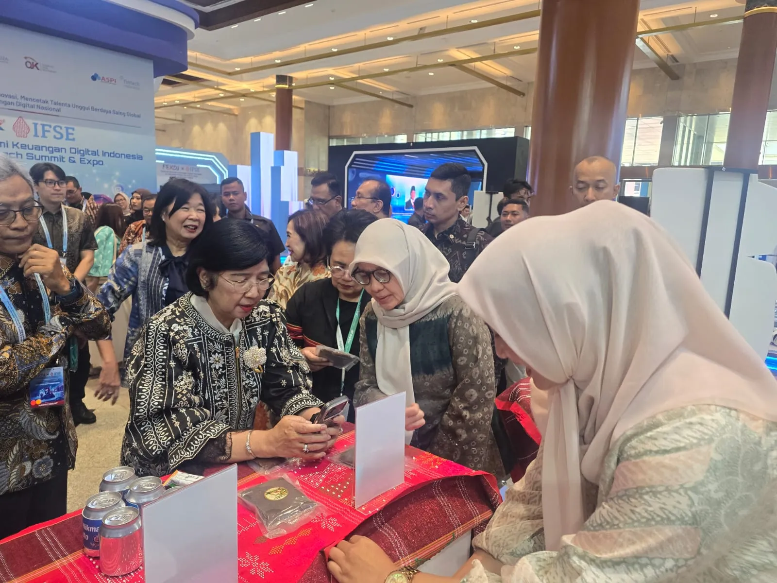Gubernur BI Destry Damayanti Coba Langsung Qresto di Booth Pemko Medan pada FEKDI 2026