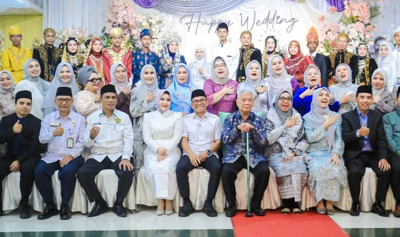 Hadiri Nikah Massal 23 Pasangan, Zakiyuddin Harahap Serahkan Buku Nikah Dan Hadiah Uang Saku Bagi Pengantin