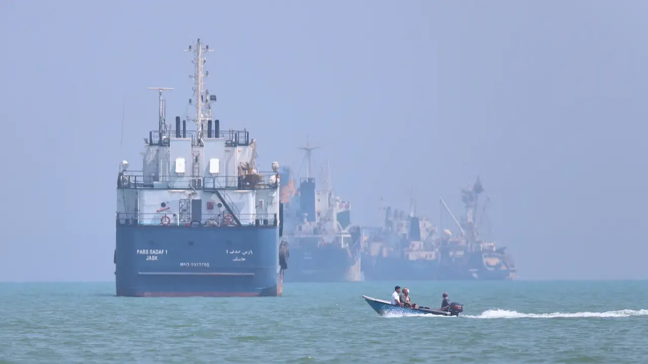 IMF Peringatkan Risiko Baru Harga Minyak, Lalu Lintas Kapal di Selat Hormuz Anjlok 90%