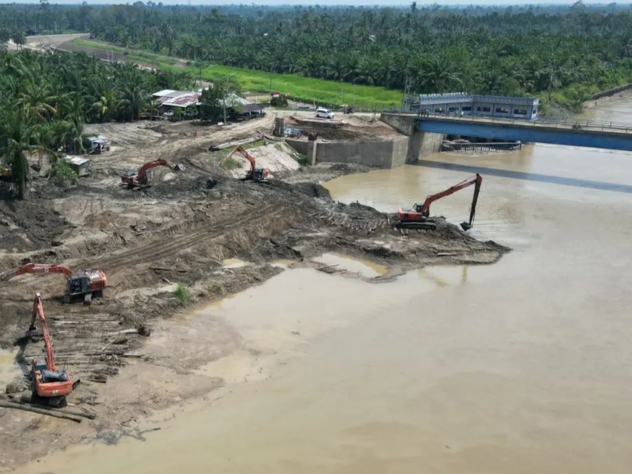 Delapan Unit Alat Berat Bersihkan Sedimen Upstream Bendung D.I. Jambo Aye-Langkahan