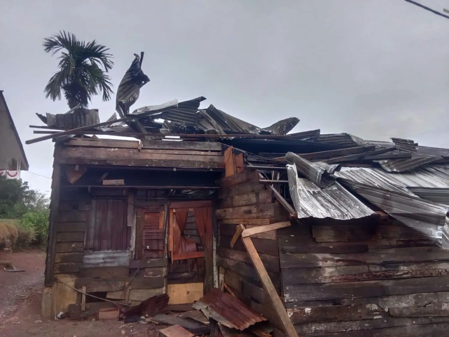 Hujan Deras dan Angin Kencang Rusak Sekolah dan Rumah di Gunung Sitember Dairi