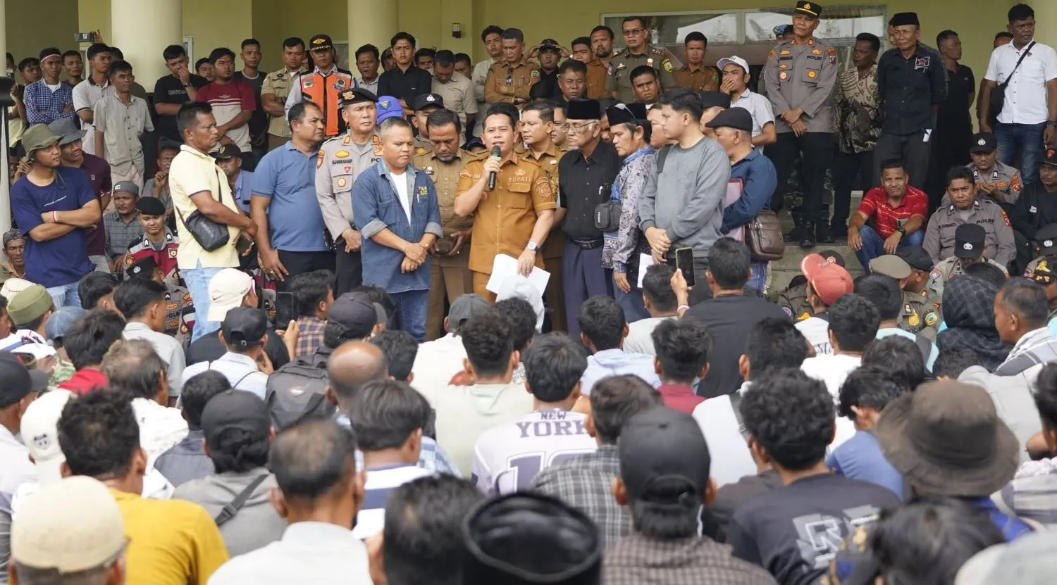 Bupati Padanglawas Temui Massa Aksi Damai Dalihan Natolu Aek Nabara Barumun