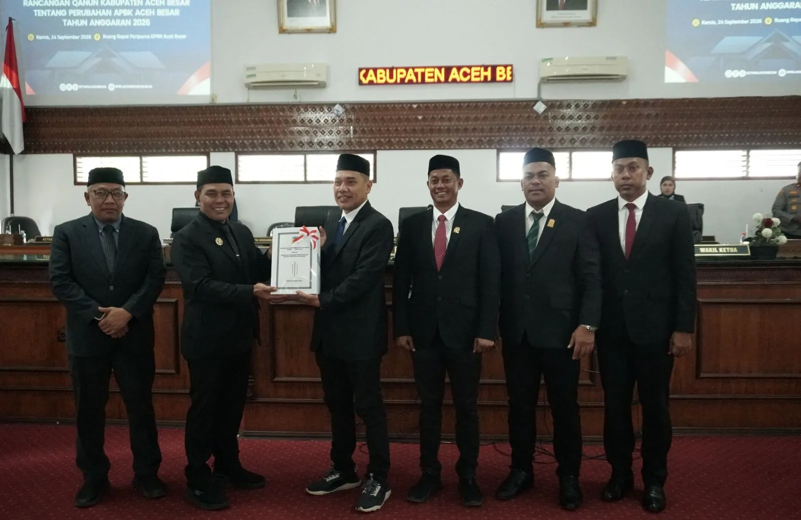 Bupati Muharram Serahkan Nota Keuangan Rancangan Perubahan APBK Aceh Besar 2026