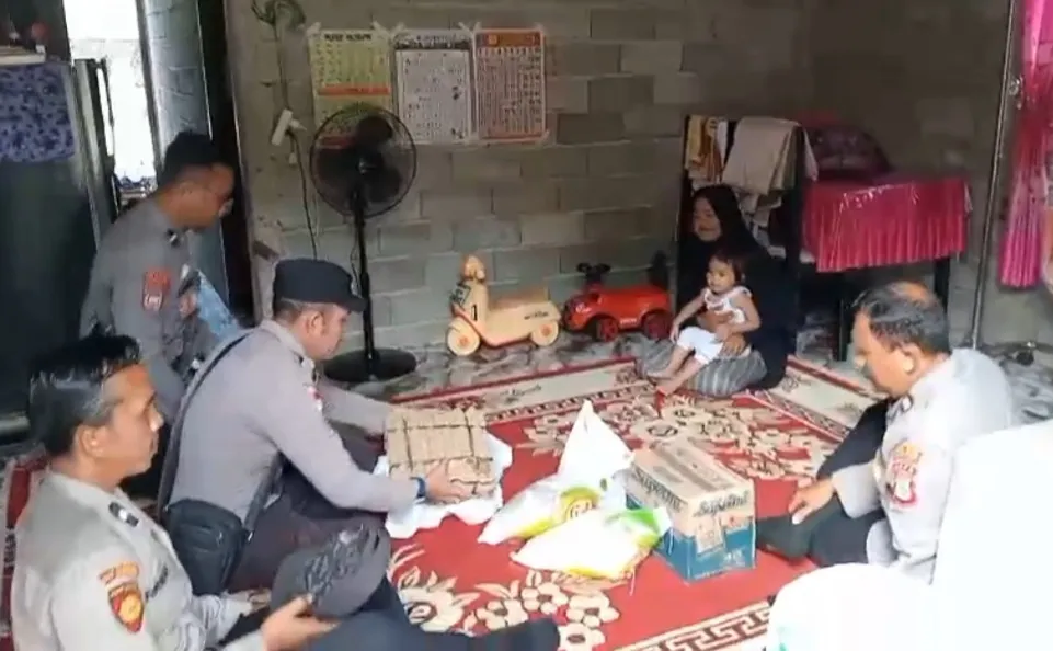 Kapolsubsektor Polres Abdya Ringankan Beban Janda Empat Anak di Jeumpa