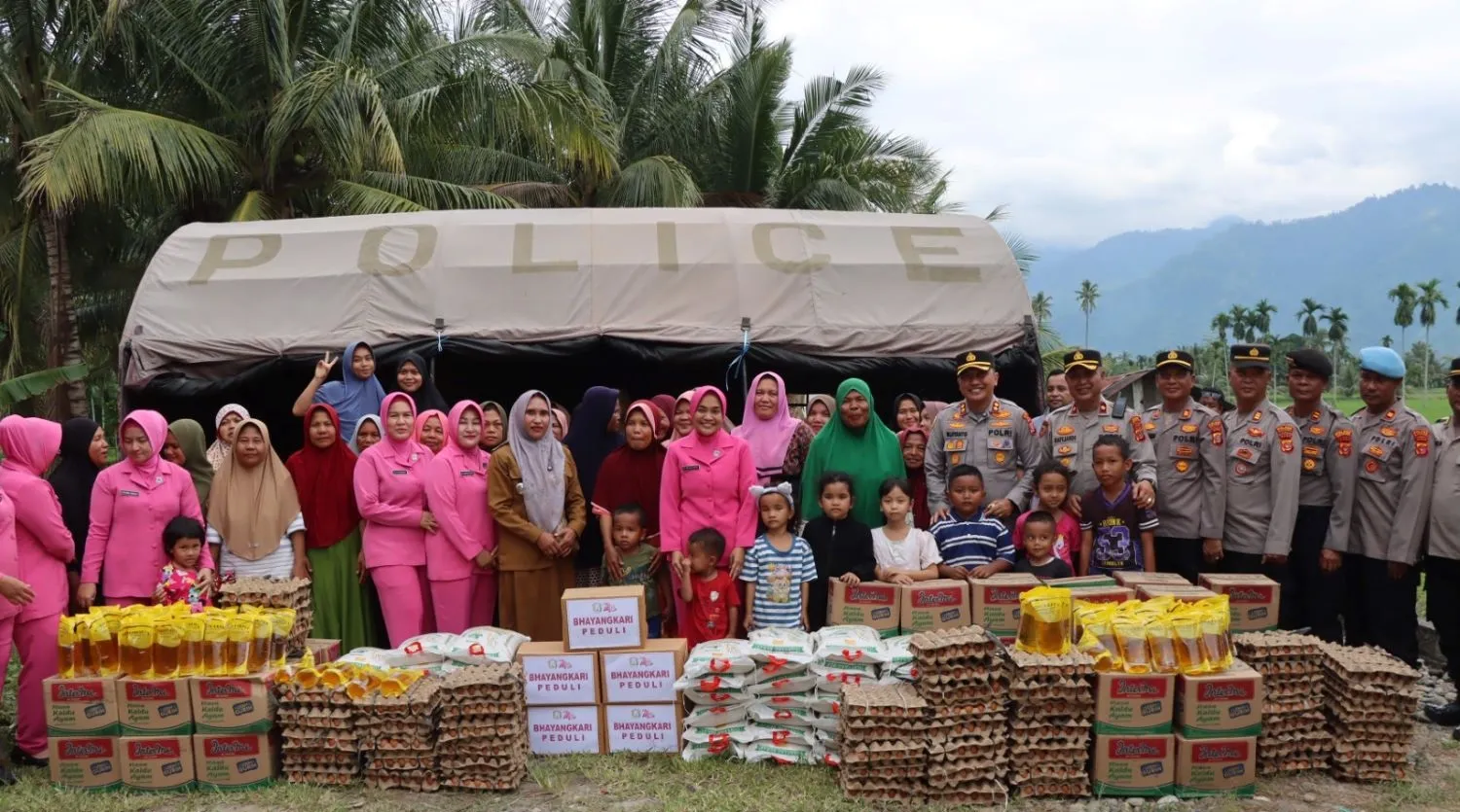 Bersama Bhayangkari, Kapolres Agara Salurkan Bantuan Korban Terdampak Banjir
