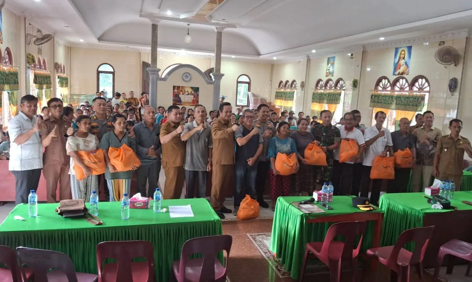 Bupati Eliyunus Salurkan Bantuan Logistik untuk Korban Banjir di Nias Barat