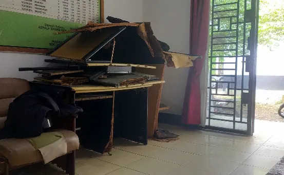 Barang Bekas Huni Sudut Gedung Kantor PMD Labura