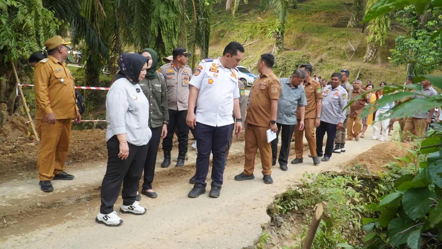 Plt Bupati Langkat Tiorita Tinjau Jalan Longsor Salapian