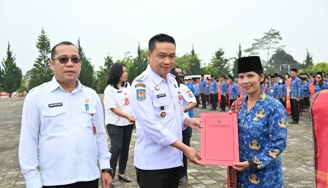 Bupati Humbahas Serahkan SK Perpanjangan PPPK Paruh Waktu