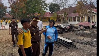Kejari Poso Bantu SMAN 1 Pamona Selatan Pascakebakaran