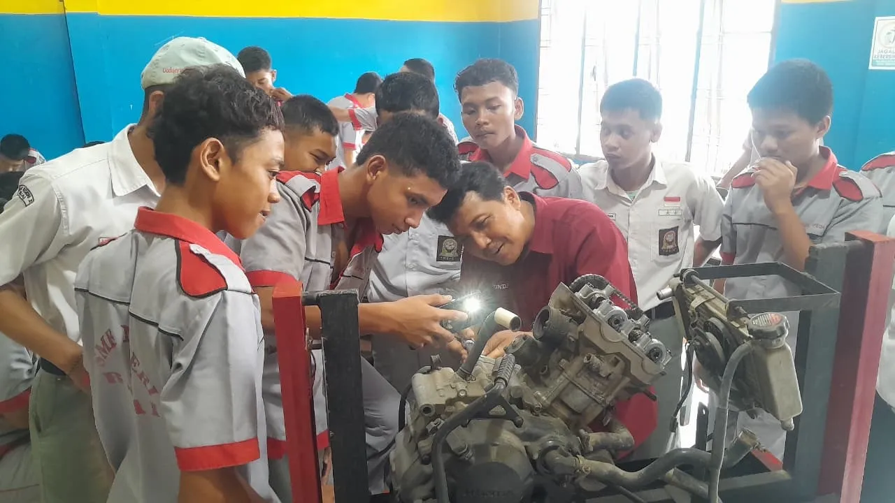 Siswa SMKN 2 Binjai Antusias Dalami Teknologi Mesin Sepeda Motor Honda