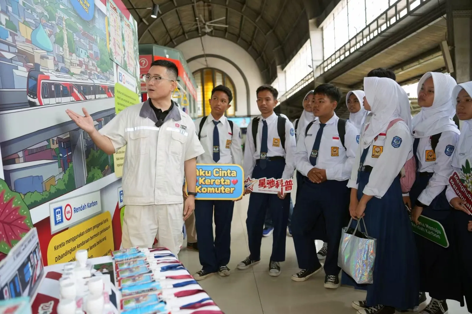 Satu Jalur, Sejuta Cerita Merayakan Kisah-kisah Jalur Komuter Indonesia