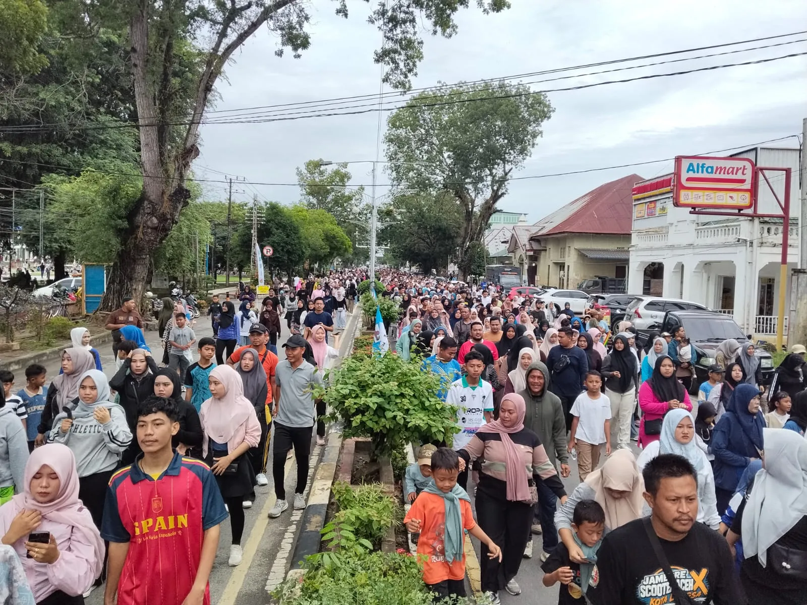 Ribuan Warga Ikut Jalan Sehat, Dilepas Wali Kota Langsa