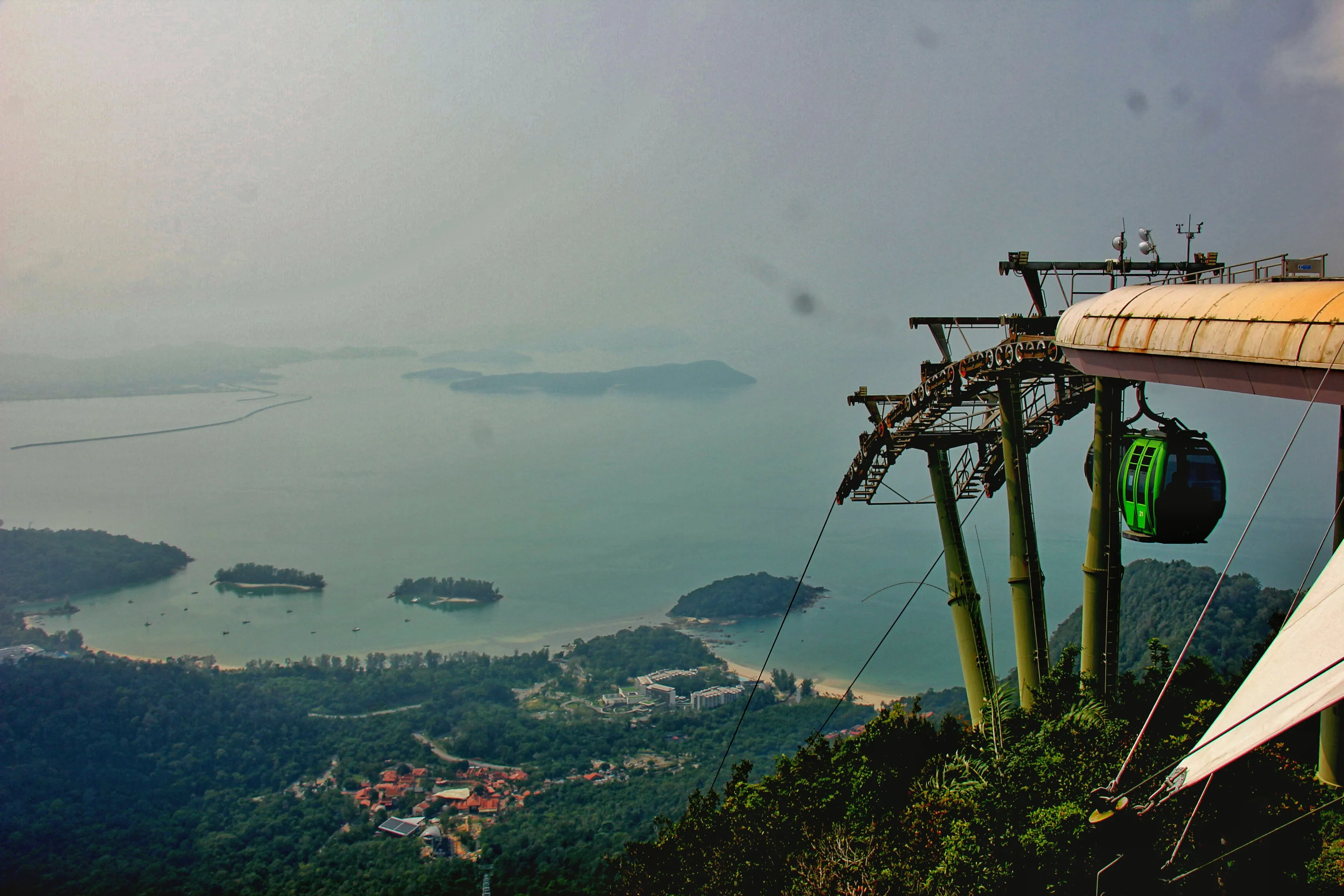 Menjajal Sensasi Langkawi SkyCab: Menembus Awan di Jalur Tercuram Dunia