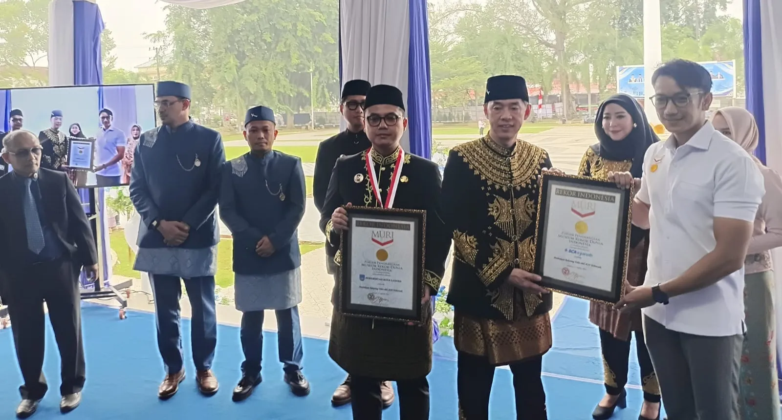 Tingkatkan Inklusi Keuangan Syariah, BCA Syariah Raih Rekor MURI Pembukaan 1.186 Rekening Saku Valas