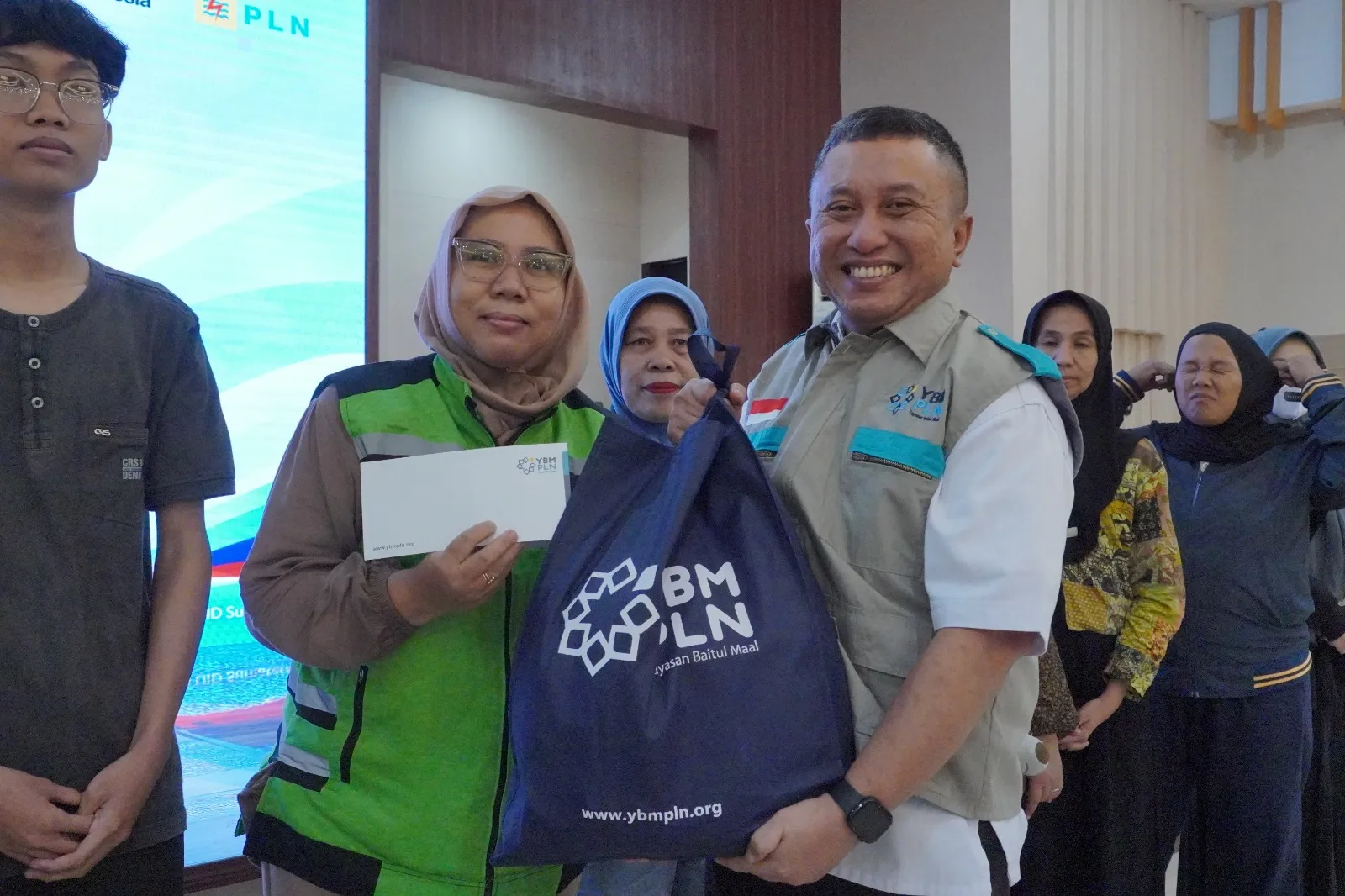 Setetes Darah, Sebingkis Harapan: PLN Sumut Berbagi Kepedulian pada HLN ke-81