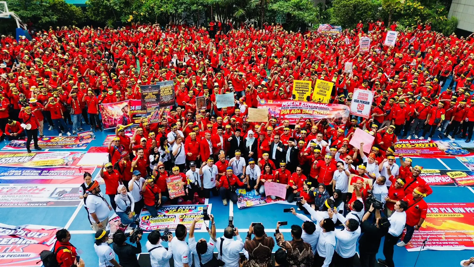 1.600 Pekerja Listrik dari Seluruh Negeri Serukan Satu Pesan: Kembalikan Listrik ke Tangan Negara