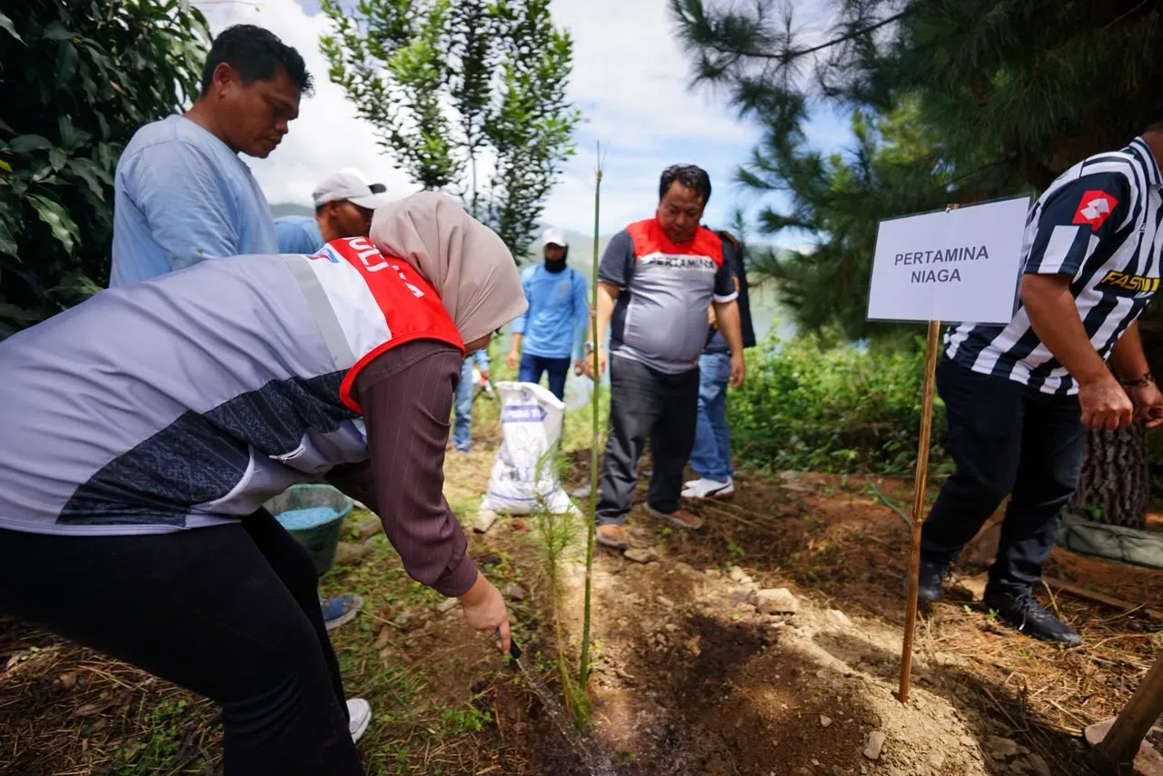 Pertamina Patra Niaga Regional Sumbagut Salurkan Bantuan Sektor Lingkungan