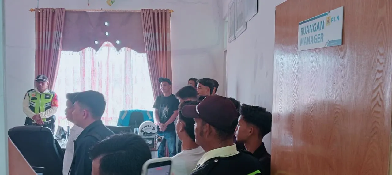 Massa Demo Kantor PLN Gunungtua, Seruduk Ruangan Manajer