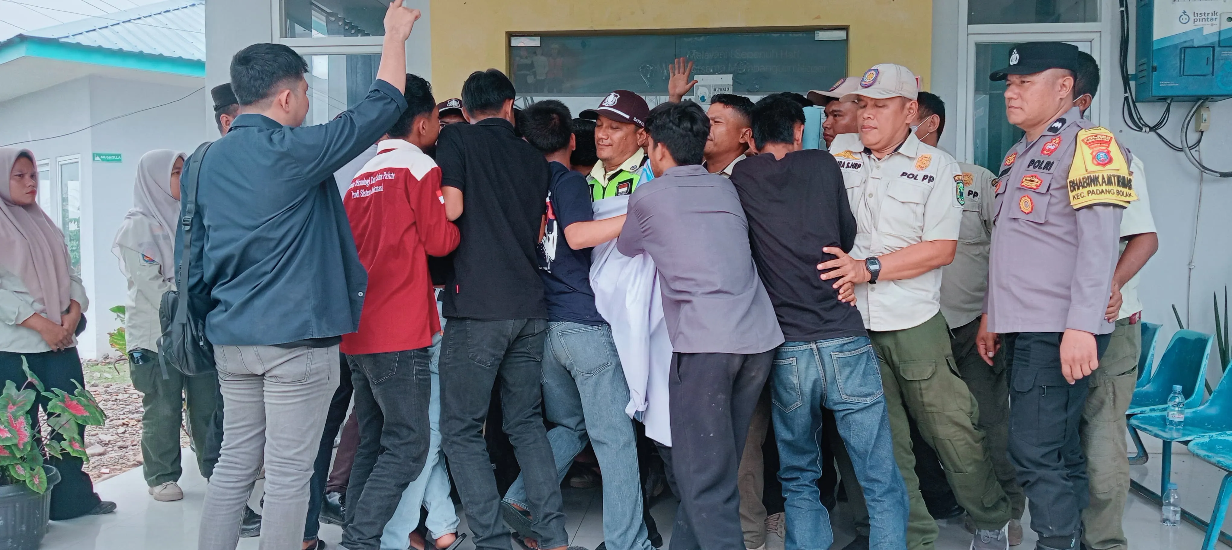 Massa Demo Kantor PLN Gunungtua, Seruduk Ruangan Manajer