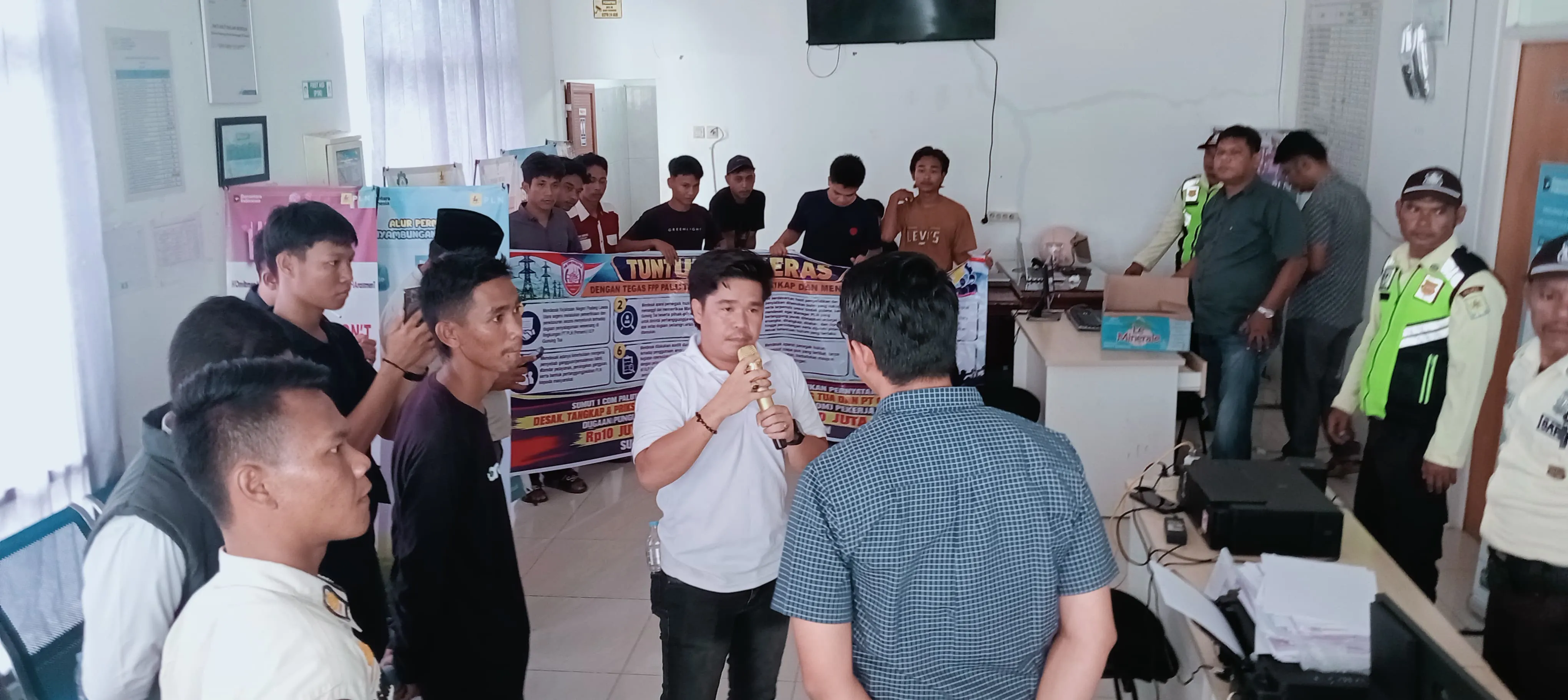 Massa Demo Kantor PLN Gunungtua, Seruduk Ruangan Manajer