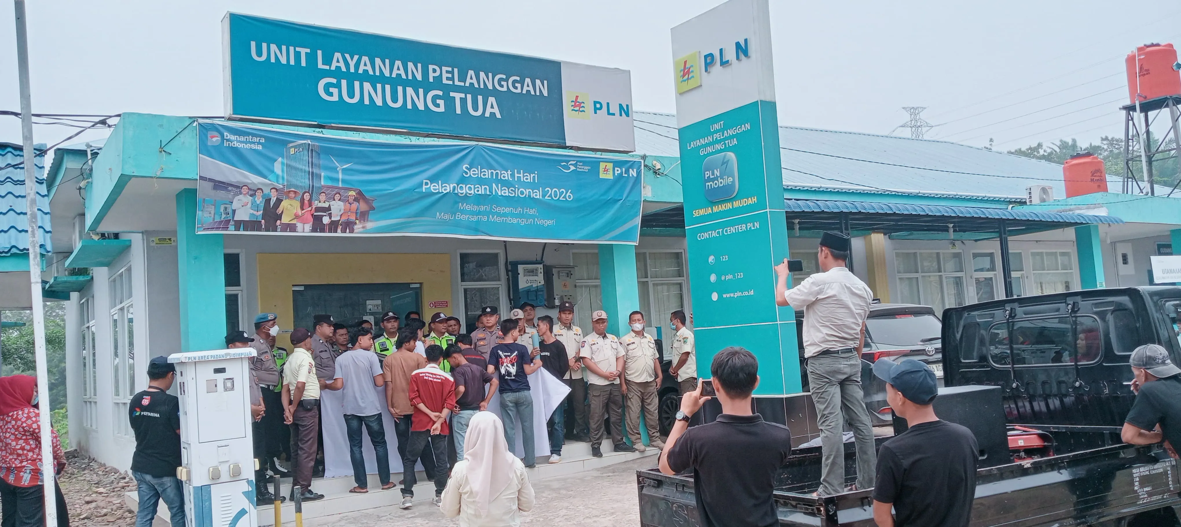 Massa Demo Kantor PLN Gunungtua, Seruduk Ruangan Manajer