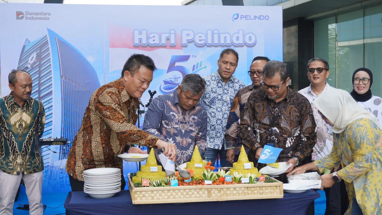 Pelindo Regional 1 Potong Tumpeng Peringati Hari Pelindo ke-5