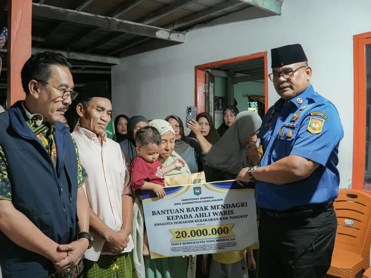 Sampaikan Santunan Mendagri, Safrizal Datangi Rumah Duka Tiga Anggota Damkar Pangkep
